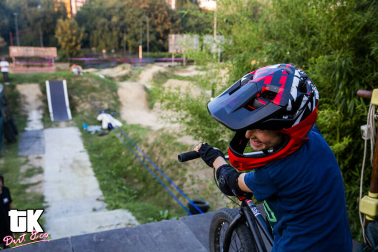 tk dirt e co e BAMBINO STUPITO DI SALTARE UN SALTO GRANDE IN BMX